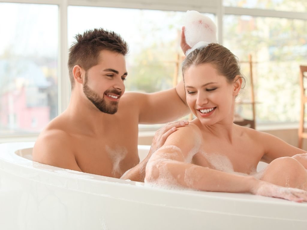 casal na banheira para ilustrar um post sobre sexo no banho
