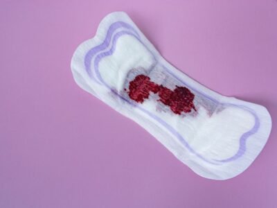 Home 151 absorvente com sangue em um fundo roxo