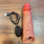 Capa Peniana Realística 18cm X 4,2 com Apoio Escrotal e Vibrador na Glande